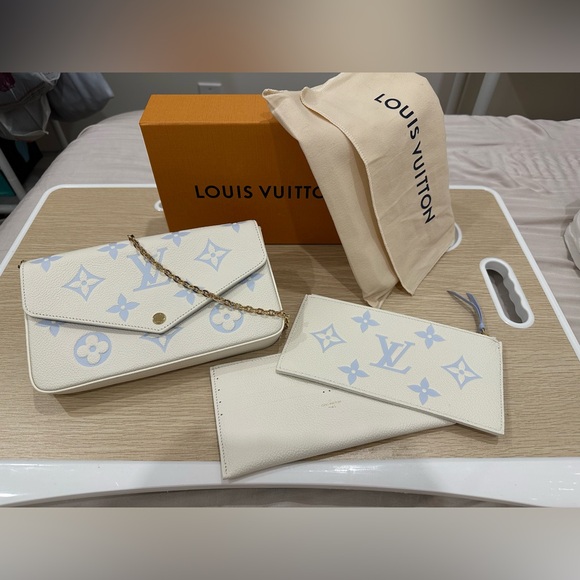 Louis Vuitton RARE: Félicie Pouchette in Latte/Candy Blue (NWT) - Picture 2 of 10